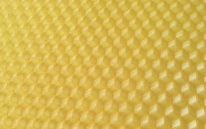 養蜂不僅要技術,還要養蜂工具,這些工具可使蜜蜂養殖事半功倍! 巢礎