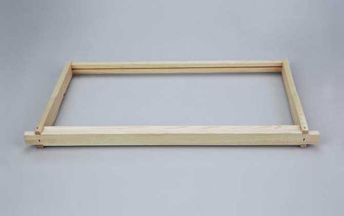 養蜂不僅要技術,還要養蜂工具,這些工具可使蜜蜂養殖事半功倍! 巢框