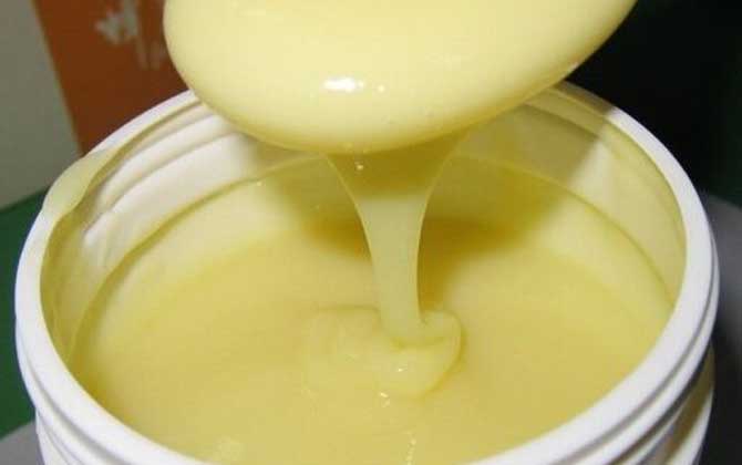 女人吃蜂王漿的年齡,建議25歲以上,過早吃蜂王漿對健康不利! 蜂王漿