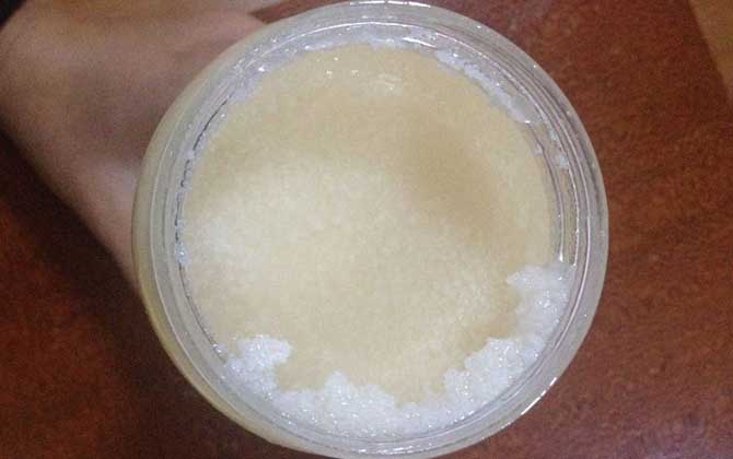 蜂蜜結(jié)晶是怎么回事?別擔(dān)心,這是正常現(xiàn)象,要恢復(fù)也非常簡單! 蜂蜜結(jié)晶