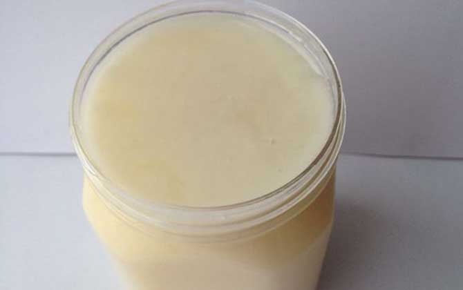 蜂蜜結(jié)晶是怎么回事?別擔(dān)心,這是正常現(xiàn)象,要恢復(fù)也非常簡單! 蜂蜜結(jié)晶