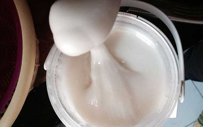 蜂蜜結(jié)晶是怎么回事?別擔(dān)心,這是正常現(xiàn)象,要恢復(fù)也非常簡單! 蜂蜜結(jié)晶