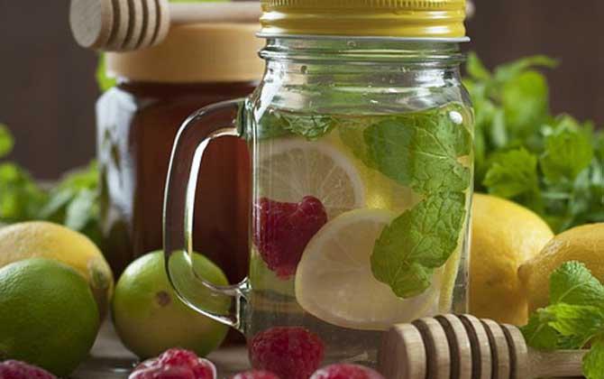 經常吃蜂蜜有什么好處?從營養成分上看,蜂蜜的確是天然營養品! 蜂蜜