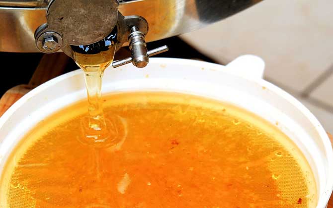 經常吃蜂蜜有什么好處?從營養成分上看,蜂蜜的確是天然營養品! 蜂蜜