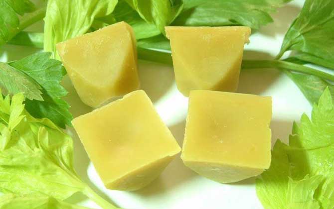 蜂蠟的正確食用方法,不能過量食用,還要謹(jǐn)防發(fā)生過敏反應(yīng)! 蜂蠟