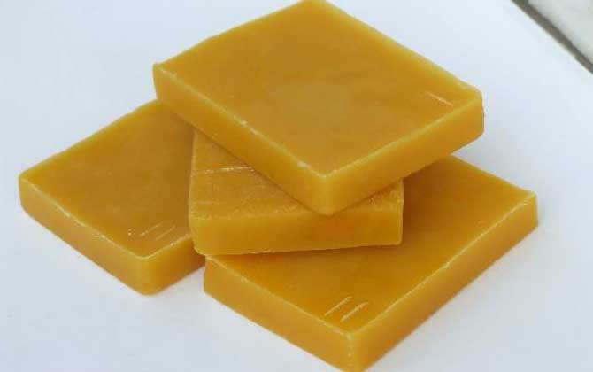 蜂蠟的正確食用方法,不能過量食用,還要謹(jǐn)防發(fā)生過敏反應(yīng)! 蜂蠟