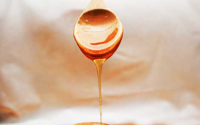 喝蜂蜜水有什么好處?經常喝不但能增強體質,而且還能美容養顏! 蜂蜜