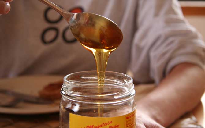 喝蜂蜜水有什么好處?經常喝不但能增強體質,而且還能美容養顏! 蜂蜜