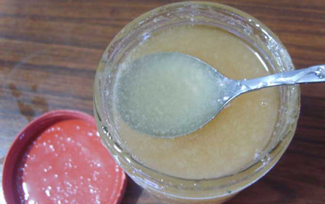 喝蜂蜜會胖嗎?若喝法正確不但不會發(fā)胖,反而有顯著的減肥效果! 蜂蜜