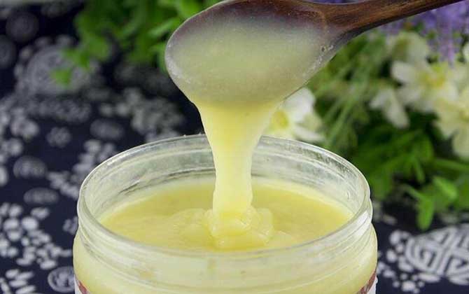 蜂王漿是怎么來的?生產(chǎn)過程復(fù)雜且產(chǎn)量低,難怪價格賣得這么貴! 蜂王漿