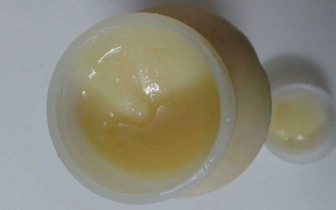 蜂王漿是怎么來的?生產(chǎn)過程復(fù)雜且產(chǎn)量低,難怪價格賣得這么貴! 蜂王漿