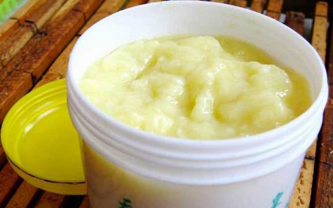 蜂王漿是怎么來的?生產(chǎn)過程復(fù)雜且產(chǎn)量低,難怪價格賣得這么貴! 蜂王漿