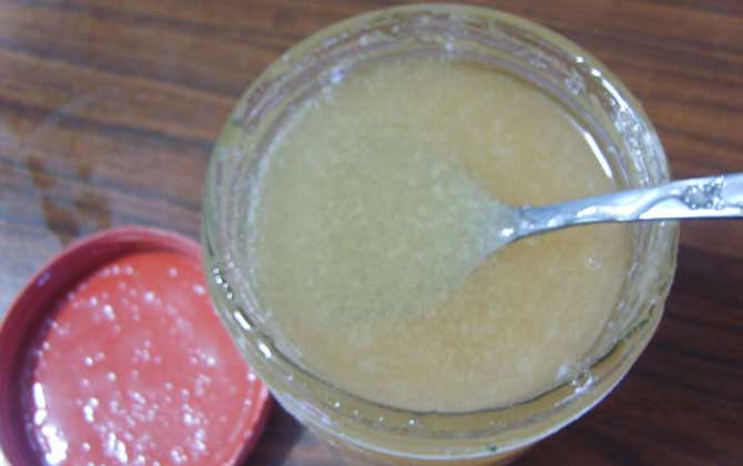 真蜂蜜和假蜂蜜有什么區(qū)別?除了外觀不同,氣味和口感也大不相同! 蜂蜜