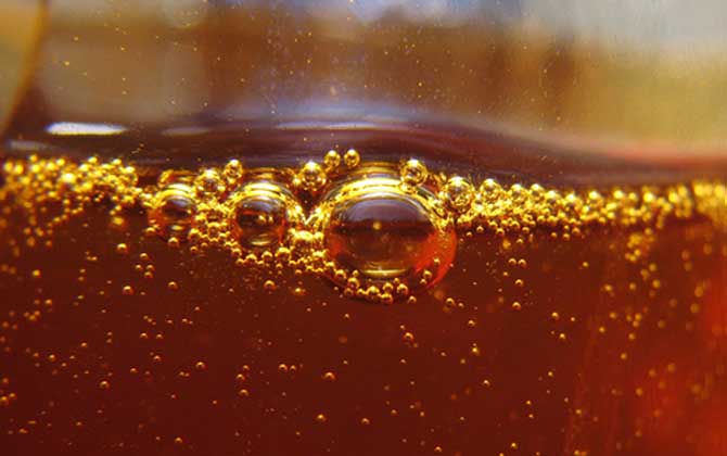 蜂蜜起白泡沫還能吃嗎?少量泡沫很正常,大量泡沫說明已經(jīng)變質(zhì)! 蜂蜜