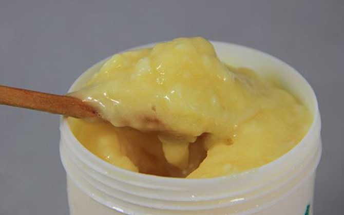 蜂王漿的保質(zhì)期是多久?常溫下3天就會(huì)變質(zhì),冷凍后能保存兩年! 蜂王漿