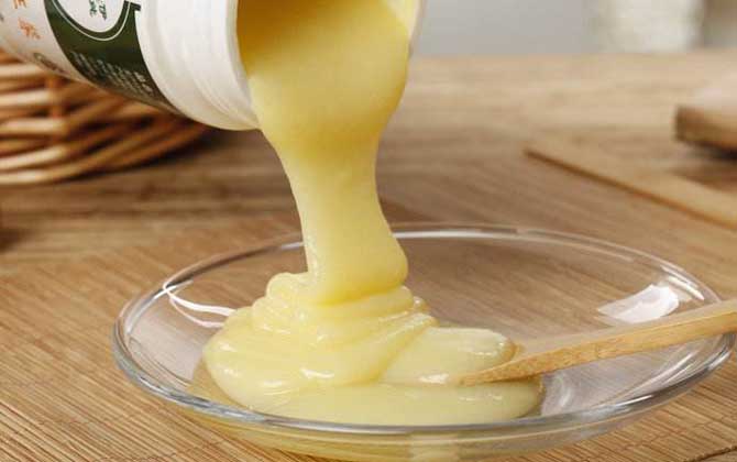 蜂王漿的保質(zhì)期是多久?常溫下3天就會(huì)變質(zhì),冷凍后能保存兩年! 蜂王漿