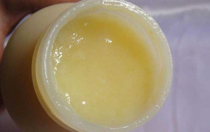蜂王漿的保質(zhì)期是多久?常溫下3天就會(huì)變質(zhì),冷凍后能保存兩年! 蜂王漿