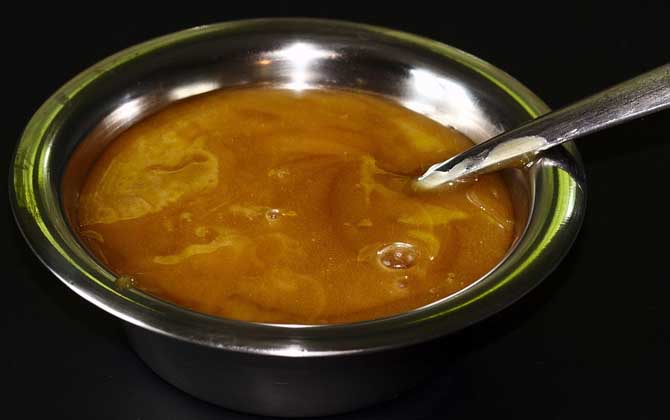 蜂蜜有酒味還能喝嗎?有酒味說明蜂蜜已經(jīng)變質(zhì)了,最好不要食用! 蜂蜜