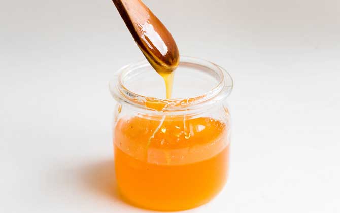 香蕉蜂蜜面膜怎么做?實際上非常簡單,但敷面次數不宜過于頻繁! 蜂蜜