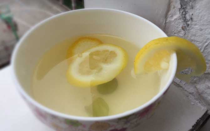 早上喝蜂蜜水好嗎?早上喝蜂蜜水能通便排毒,但必須適時(shí)適量! 蜂蜜水