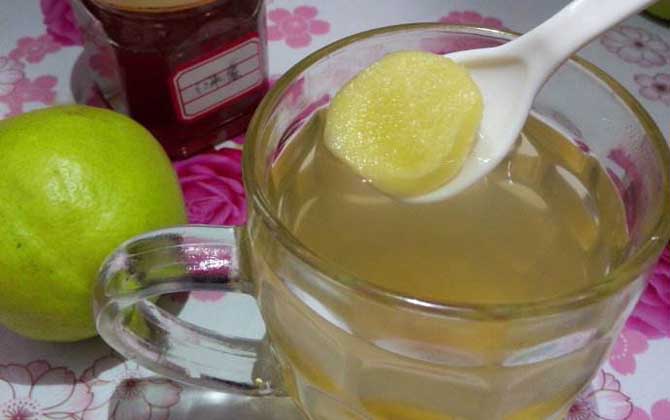 早上喝蜂蜜水好嗎?早上喝蜂蜜水能通便排毒,但必須適時(shí)適量! 蜂蜜水