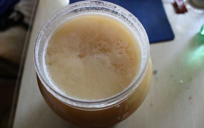 蜂蜜過期是什么樣子圖?蜂蜜過期不等于變質,只要未變質仍能吃! 蜂蜜