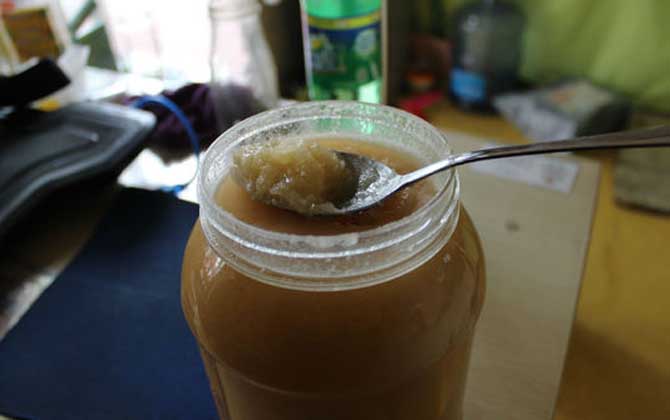 蜂蜜放壞了是什么樣子的?有酒精味和酸腐味,質(zhì)地也會(huì)變稀! 蜂蜜