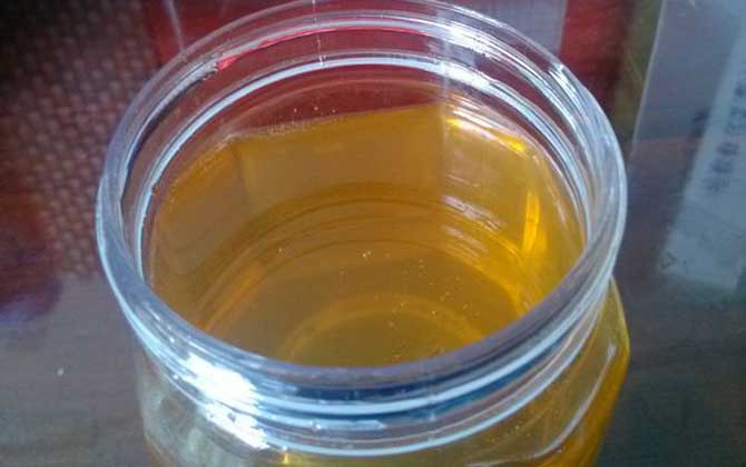 蜂蜜放壞了是什么樣子的?有酒精味和酸腐味,質(zhì)地也會(huì)變稀! 蜂蜜