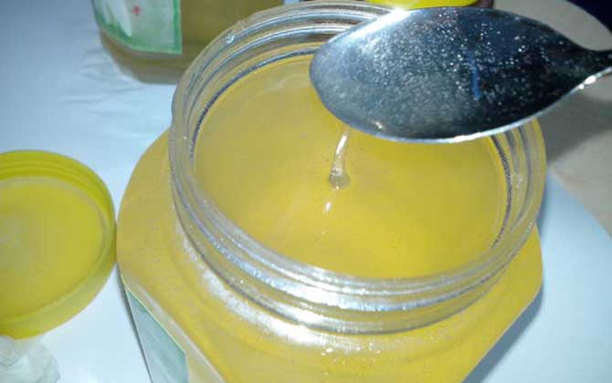 蜂蜜放壞了是什么樣子的?有酒精味和酸腐味,質(zhì)地也會(huì)變稀! 蜂蜜