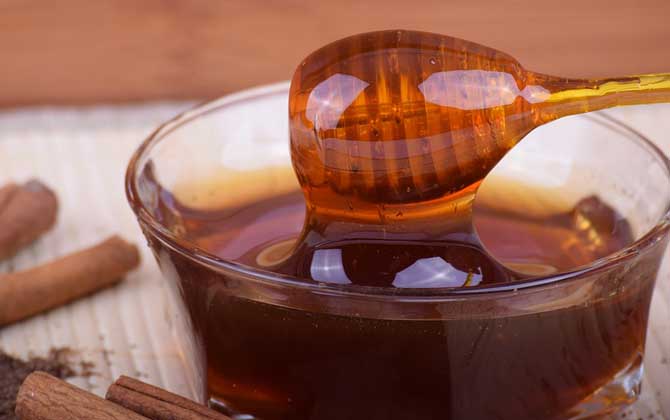 放了三年的蜂蜜還能吃嗎?看是否變質,沒有變質完全不影響食用! 蜂蜜