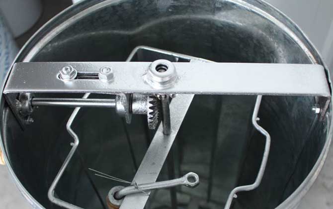 養(yǎng)蜂需要哪些工具? 搖蜜機(jī)