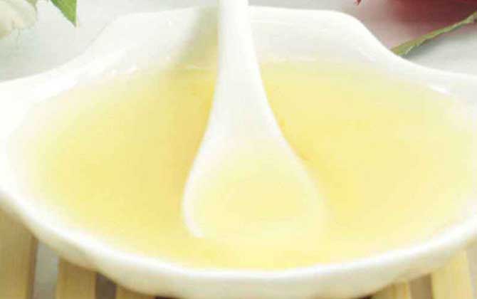 黑蜂蜂蜜的作用與功效及食用方法 黑蜂蜂蜜