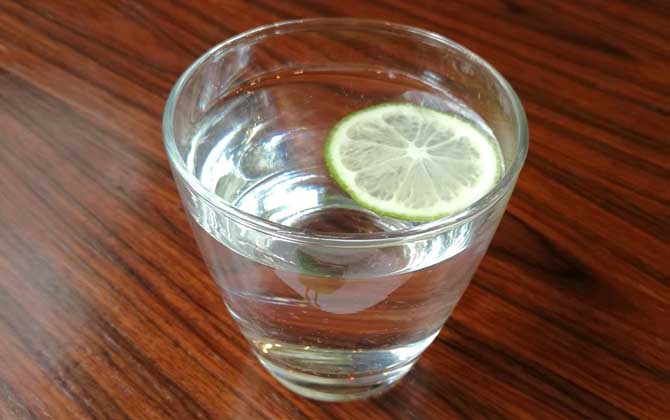 晚上睡前喝蜂蜜檸檬水好嗎? 蜂蜜檸檬水