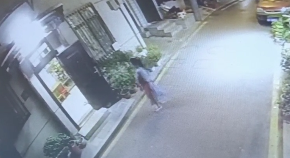 湖南一超市女老板為晚歸女孩留燈近10年！網友：是夜空中最亮的星