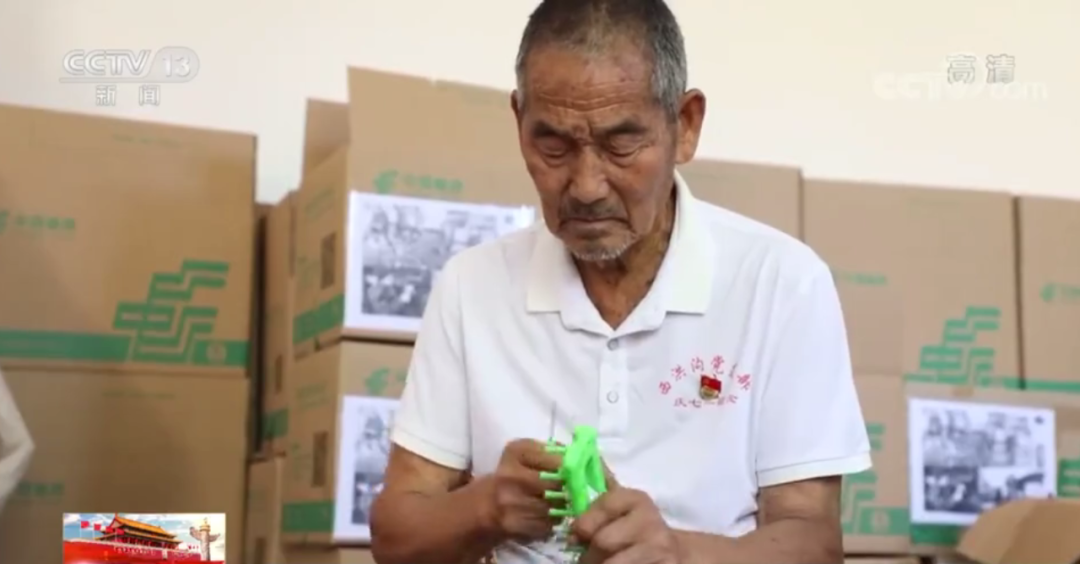 八旬老人寄出數(shù)萬條圍巾，收貨地幾乎覆蓋所有邊關……