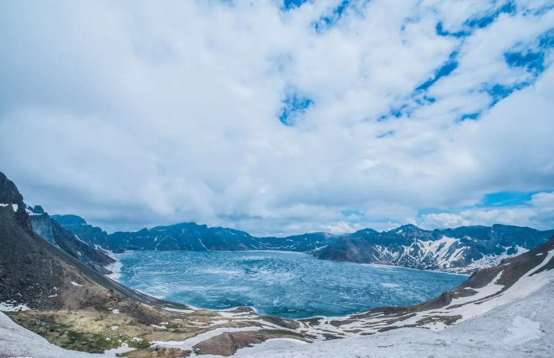 長(zhǎng)白山天池里面為什么沒有魚（長(zhǎng)白山天池海拔2189米，魚無法流到這里，這里的魚是怎么產(chǎn)生的）