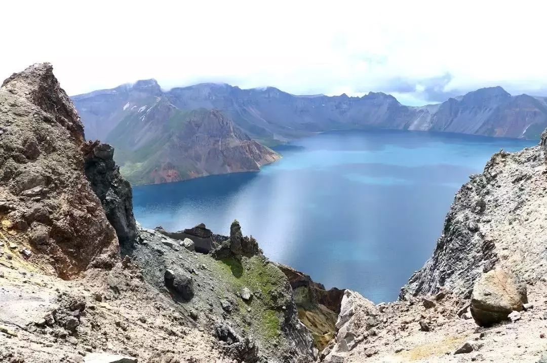 長(zhǎng)白山天池里面為什么沒有魚（長(zhǎng)白山天池海拔2189米，魚無法流到這里，這里的魚是怎么產(chǎn)生的）