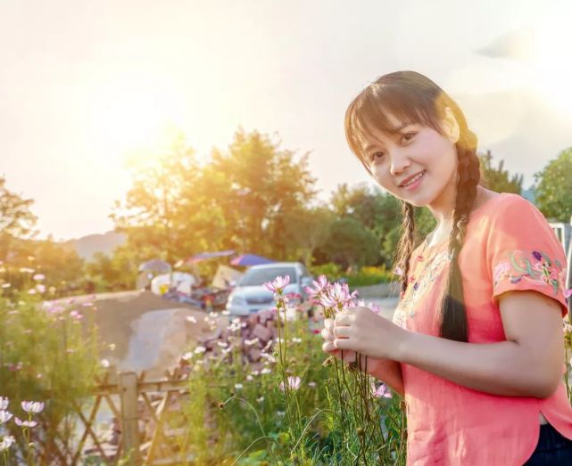 95后“村姑”靠直播插秧當(dāng)上網(wǎng)紅(犁田、插秧、打鐵,真農(nóng)活界“十項(xiàng)全能”)