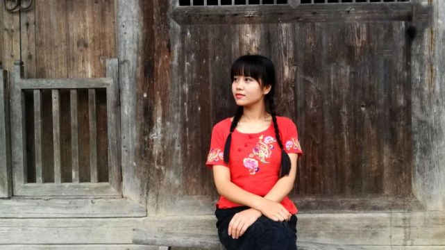 95后“村姑”靠直播插秧當(dāng)上網(wǎng)紅(犁田、插秧、打鐵,真農(nóng)活界“十項(xiàng)全能”)