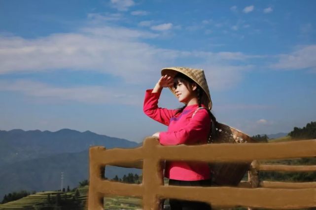 95后“村姑”靠直播插秧當(dāng)上網(wǎng)紅(犁田、插秧、打鐵,真農(nóng)活界“十項(xiàng)全能”)