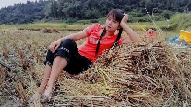 95后“村姑”靠直播插秧當(dāng)上網(wǎng)紅(犁田、插秧、打鐵,真農(nóng)活界“十項(xiàng)全能”)