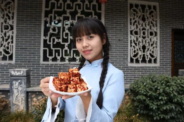 95后“村姑”靠直播插秧當(dāng)上網(wǎng)紅(犁田、插秧、打鐵,真農(nóng)活界“十項(xiàng)全能”)