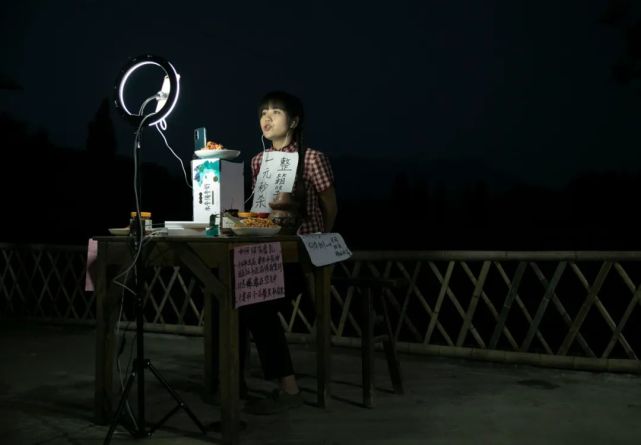 95后“村姑”靠直播插秧當(dāng)上網(wǎng)紅(犁田、插秧、打鐵,真農(nóng)活界“十項(xiàng)全能”)