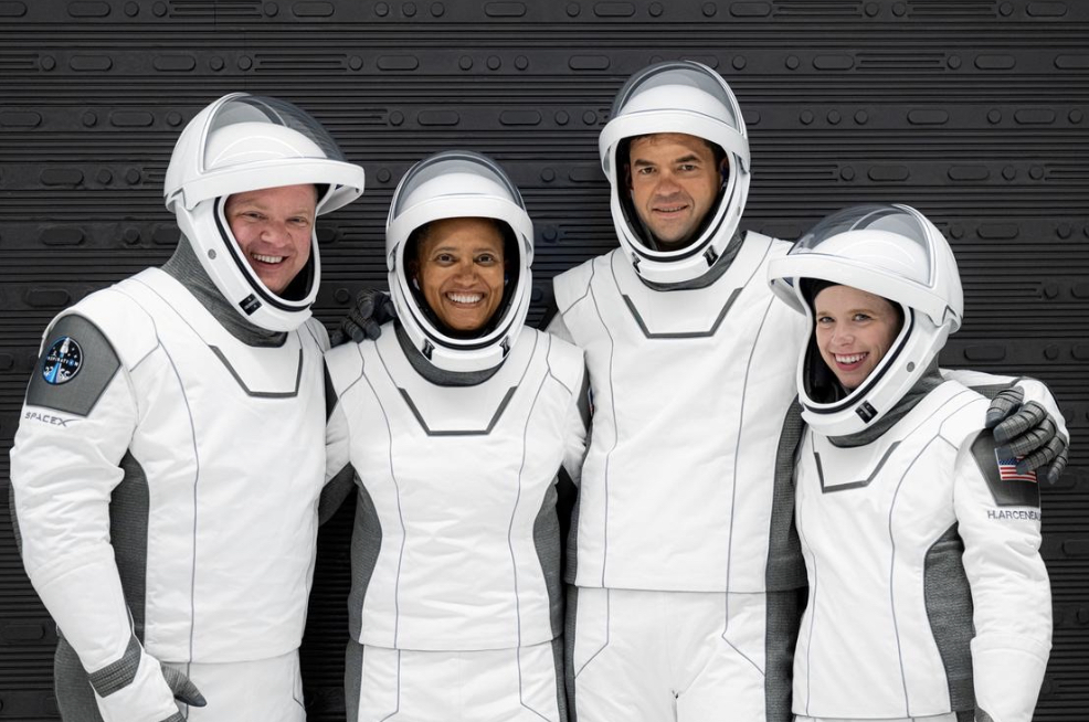 SpaceX首次載人太空商飛!繞飛地球3天,票價或達2億元 SpaceX開啟平民太空旅行新時代 繞地三天票價或達2億美元