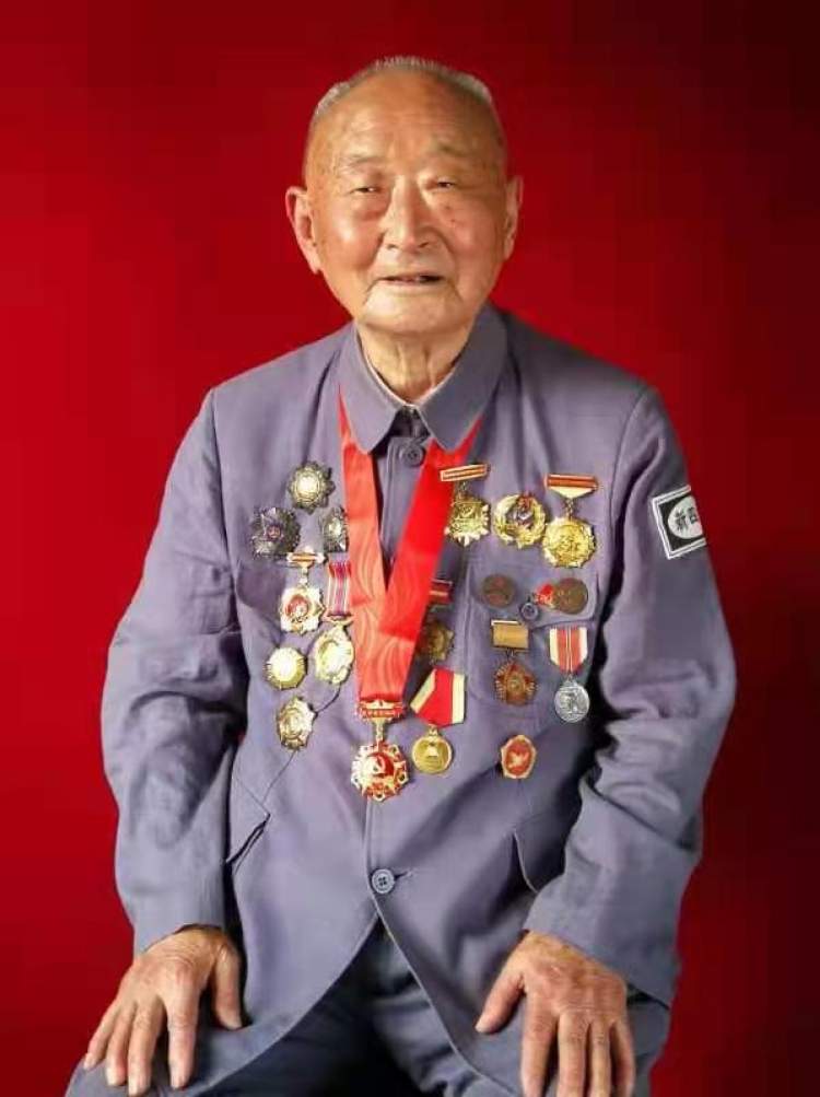 《長津湖》首映日票房將破2億，98歲志愿軍老戰士聊觀感：不打這一仗新中國會很危險