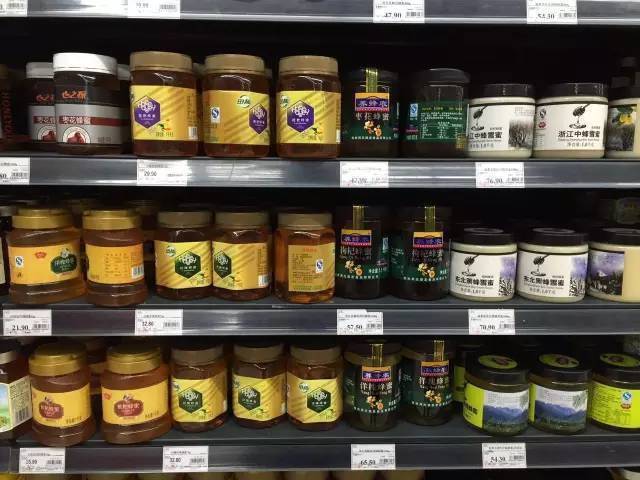 超市蜂蜜和蜂農(nóng)的蜂蜜有什么區(qū)別(蜂蜜是買(mǎi)超市的好還是買(mǎi)養(yǎng)蜂人的好) 超市蜂蜜和蜂農(nóng)的蜂蜜有什么區(qū)別(蜂蜜是買(mǎi)超市的好還是買(mǎi)養(yǎng)蜂人的好)