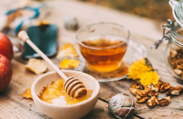 超市蜂蜜和蜂農(nóng)的蜂蜜有什么區(qū)別(蜂蜜是買(mǎi)超市的好還是買(mǎi)養(yǎng)蜂人的好) 超市蜂蜜和蜂農(nóng)的蜂蜜有什么區(qū)別(蜂蜜是買(mǎi)超市的好還是買(mǎi)養(yǎng)蜂人的好)