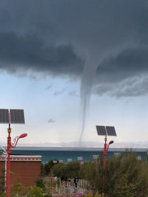 青海湖出現(xiàn)龍吸水奇觀 今早,青海湖驚現(xiàn)“龍吸水”