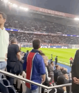 周杰倫攜昆凌巴黎觀戰梅西球賽,賽前播放《Mojoto》周董直呼驚喜 周杰倫攜昆凌巴黎觀戰梅西球賽,賽前播放《Mojoto》周董直呼驚喜