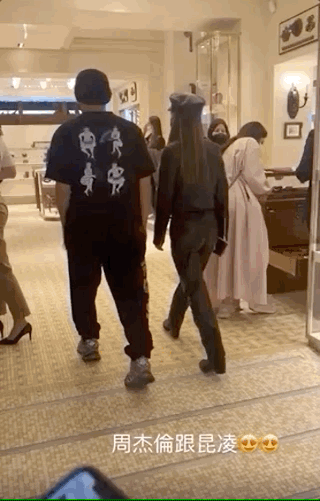 周杰倫攜昆凌巴黎觀戰梅西球賽,賽前播放《Mojoto》周董直呼驚喜 周杰倫攜昆凌巴黎觀戰梅西球賽,賽前播放《Mojoto》周董直呼驚喜